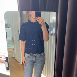 Mörkblå blommig blus  - Säljer en mörkblå blus med ett blommigt tyg, så söt och snygg blus😍