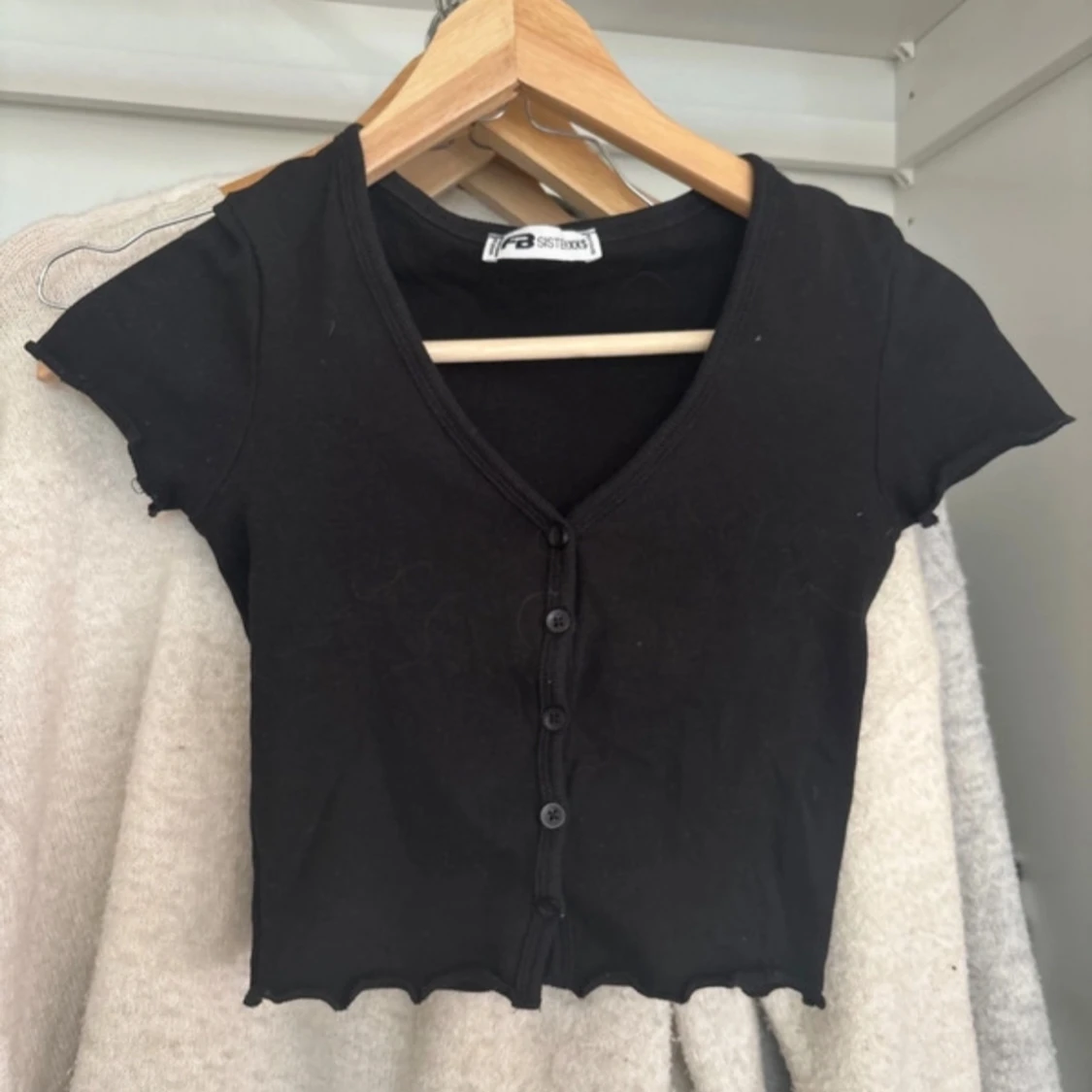 Svart croppad topp med knappar från new yorker - 1