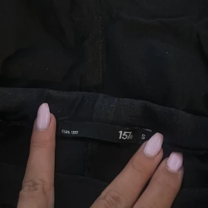 Svarta byxor från 15% ftfab.1999 - Svarta byxor från 15% ftfab.1999 i storlek S. Byxorna har en enkel och stilren design med rak passform och är tillverkade i ett mjukt material som känns bekvämt mot huden. Perfekta för en avslappnad look.