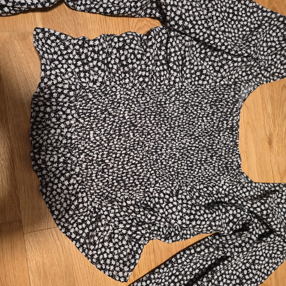 Svart blommig topp från H&M - 1