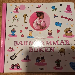 Barnkammarboken - Fyra olika färger - Säljer fyra olika Barnkammarboken: Den Rosa, Den Skimrande, Den Blå och Den Svarta. Varje bok har unika illustrationer och teman på omslaget, med färgerna rosa, turkos, blå och svart. Perfekt för högläsning och sångstunder med barn. Den skimrande har en sida som har blivit ut riven men har tejpat tillbaks