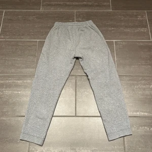 Grå Nike byxor  - Säljer ett par Nike byxor eftersom de är för små. De är i bra skick och är inte använda så mycket. Pris kan diskuteras.