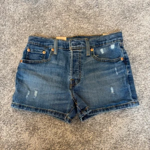 Blå jeansshorts från Levi's - Så snygga jeansshorts till sommaren! Hör av er för bild på. Storlek 158 och passar mig som har xs.