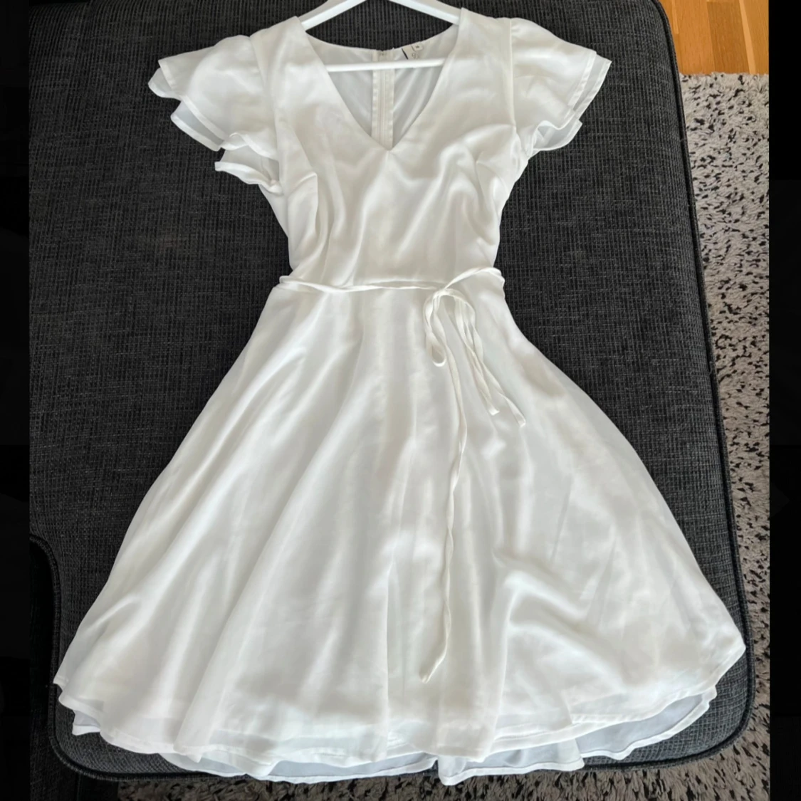 Vit omlottklänning med volangärmar/ studentklänning