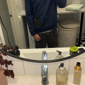 Fendi tröja  - Säljer en blå sweatshirt från Fendi med en snygg logoficka framtill i brunt och svart. Köpt på Nk för 10 månader sen. Ny pris 4200kr. Jag är 165cm lång och börjar bli liten. Tröjan är i mjuk bomull och har långa ärmar. Perfekt för dig som gillar exklusiva märken och vill ha något unikt i garderoben. 