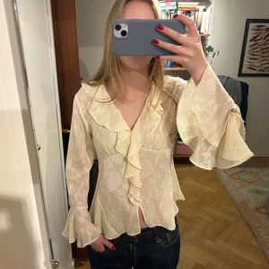 Vit blus från Zara  - En skit fin blus från Zara med volang! Den är lite genomskinlig vilket jag tycker är skitsnyggt. Jag har sytt en litet stygn i urringningen (se sista bilden) för att jag tyckte att den var tite för urringad men det går lätt att sortera upp om man vill det!🩷