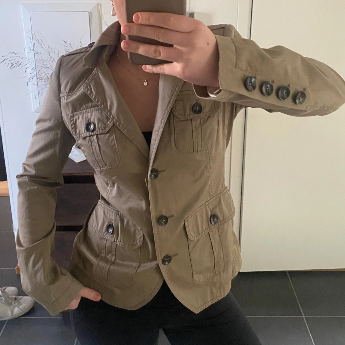 Beige kavaj med fickor och knappar