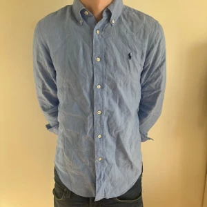 Ljusblå Ralph lauren skjort - Säljer nu min riktigt fian Ralph sluten skjorta, väldigt fint skick och inga tecken på användning, fraktas inom 48h och nu pris är 1699kr