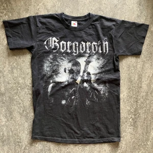 Svart band-tshirt med Gorgoroth tryck - Svart t-shirt med stort tryck av bandet Gorgoroth på framsidan. Klassisk passform med rund hals och korta ärmar. Perfekt för dig som gillar metal och vill sticka ut med en cool bandtröja.