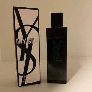 Yves Saint Laurent MYSLF  - Säljer en parfym från Yves Saint Laurent, MYSLF Eau de Parfum. Det är en fräsch och maskulin doft som passar året runt. Det är ungefär 90 ml parfym kvar. Köpte den ny för 1575 kr. Flaskan är svart och rektangulär med YSL-loggan i relief på framsidan. Kommer med originalförpackning i svartvitt grafiskt mönster. 