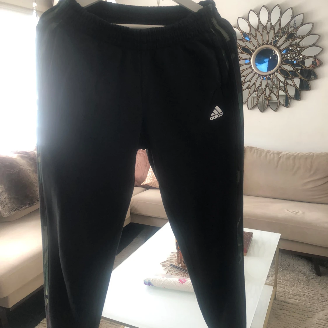 Svarta träningsbyxor från Adidas med kamouflagedetaljer - 1