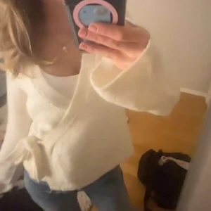 Vit omlottkofta med knyt - jätte fin gullig vit stickad kofta med knyte från Gina i strl S, säljer då den inte kommer till använd, den är i nyskick💕