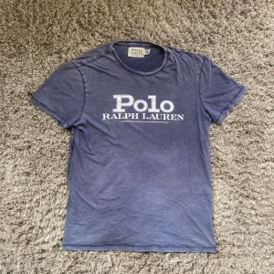 Polo RL x Denim and supply t shirt  - Säljer denna väldigt sällsynta och limiterade polo Ralph lauren x denim and supply t shirten!⭐️Storlek M passar M!🤝 Skick : 9,5/10!🙌Hör gärna av er om ni har funderingar!👍