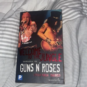 Welcome to the Jungle: Legenden om Guns N' Roses - Biografi om rockbandet Guns N' Roses, skriven av Stephen Davis. Boken har ett omslag med bandmedlemmarna på framsidan och är tryckt i pocketformat. Perfekt för dig som gillar rockhistoria och vill veta mer om bandets vilda liv och karriär. Boken är köpt second hand och därför i sämre skick.