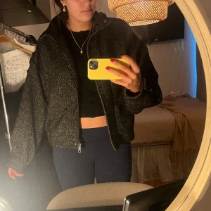 Mörkgrå oversized jacka med dragkedja - Säljer en mörkgrå jacka med oversized passform och hög krage. Den är helt ny och aldrig använd men saknar bara prislappen💓