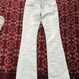 Ljusblå bootcut jeans från GIRL VIVI - Säljer ett par ljusblå jeans från GIRL VIVI med bootcut-passform och klassiska fickor både fram och bak. Jeansen har låg midja och är perfekta för dig som gillar en retroinspirerad stil. Har prislappen kvar.  ❤️Perfekt inför sommaren, storleken är medium men dom e lite små i storleken så de är igentligen s-xs💕, kontakta mig för mer bilder och mått. Köpte för 799 kr💕
