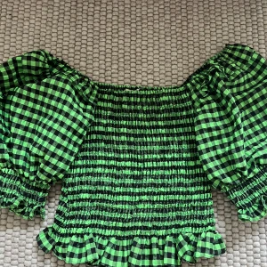 Eftertraktad Zara topp - Såå snygg och cool Zara topp, som är väldigt eftertraktad! Går att ha vanligt och offshoulder. Storlek xs men passar nog S också. Använd enstaka gånger