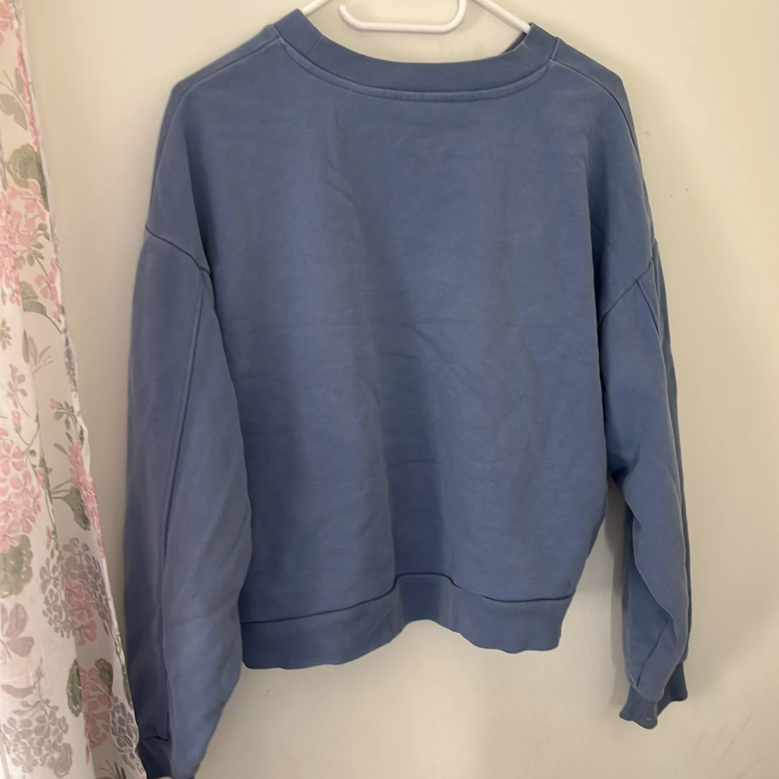 Blå sweatshirt från Levi's med logga - 1