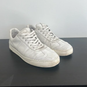 Vita Valentino Flycrews - Säljer dessa Valentino Flycrews i storlek 42.5 🔥skick 7/10 2 nitar saknar på höger sko | Skriv för fler bilder eller frågor! 😁(ingen låda medföljer)