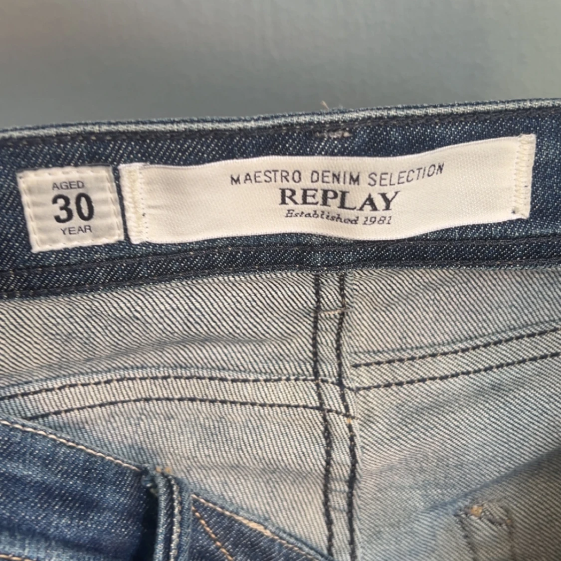 Blå slitna jeans från Replay - 3