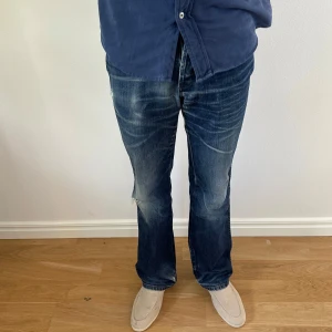 Wrangler jeans  - Ett par riktigt schyssta jeans från Wrangler  med coola slitningar och tvätt  .lite av en bootcut modell  . W30 L34 Fint skick, köp för endast 549kr