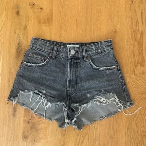 Mörkgråa jeansshorts - Gråa shorts från Zara. Inte använda på ett par år men i gott skick.