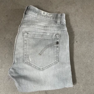 Dondup George  - Tja! Säljer dessa sjukt snygga Dondup jeans som har unik grå färg. Dessa jeans är i mycket bra skick. Finns ett litet svart streck vid byxkanten av byxorna som bara syns vid noggrann inspektion. Kontakta mig vid frågor 🤩