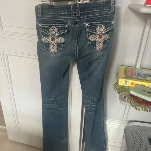 Lågmidjade bootcut jeans med fickdetaljer - Säljer dessa lågmidjade jeans! De är köpta second hand i nyc från the vintage twin och är såå snygga men tyvärr något långa för mig 💕💕