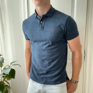 Ralph Lauren pike  - Sjukt najs passform! Rekommenderar! Inga som helst defekter, modellen är 180,75 kg och bär M custom fit. 