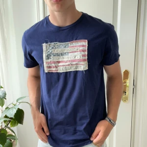 Denim and supply T shirt  - RL denim and supply t shirt i mörkblå. Väldigt bra skick och personligen älskar jag passformen! Inga defekter riktigt och modellen är 180,75 och bär M. Kom med frågor!