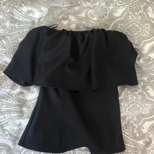 Svart off shoulder topp - Säljer denna fina off shoulder toppen från Zara i storlek S!💕 Den säljs inte längre på Zara 