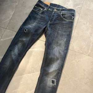 Dondup jeans - Säljer dessa riktigt snygga dondup jeansen! Dom är i väldigt bra skick och har bara använts ett par gånger! Dom är i modellen mius som är väldigt lik modellen George! Skriv vid minsta fråga/fundering👌