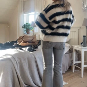 Randig fluffig stickad tröja - Supermysig stickad tröja med breda svarta och vita ränder från H&M. Passar till både jeans och kjol💕