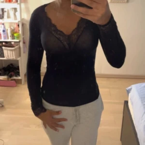 Svart spetsdetaljerad topp Intimissimi - använd. S