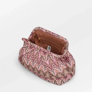 Clutch väska - Intressekoll på denna väldigt fina clutch bag från Becksöndergaard 