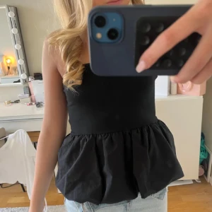 Svart peplum linnetopp med tunna band - lånade bilder!! Supersöt svart linnetopp med tunna axelband och voluminös peplum-nederdel. Toppen har en enkel, stilren look och är perfekt att matcha med jeans eller kjol. Från H&M i storlek xs, använd ca 1-2 ggr💞