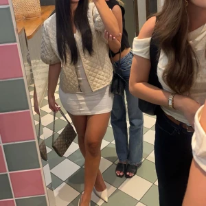 Quiltad beige jacka  - Säljer en quiltad beige jacka från Lindex med puffiga trekvartsärmar och dragkedja framtill. Använt jackan varsamt och är i fint skick i storlek S!! Säljs ej längre på hemsidan, men kommer ej till användning hos mig 🩷