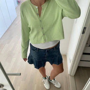 Ljusgrön  kofta från Zara - Superfin ljusgrön  kofta från Zara med pärlemorknappar och ribbade detaljer längs knäppningen. Koftan har lång ärm och är gjord i mjuk stickad bomull, perfekt för vår och sommar. Enkel att styla till både jeans och kjol.