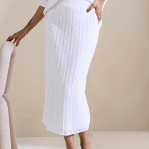 Maxikjol från Lindex  - Säljer min oanvända maxikjol från Lindex, säljer då den inte är min stil. Liknar kjolen från Sndys, går att ha både högmidjat och lådmidjat 💕 frakt är inräknat i priset 