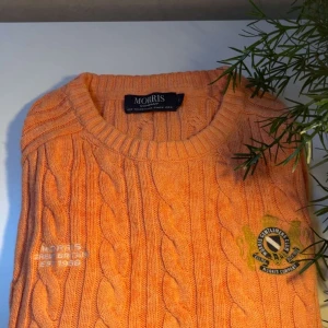 Orange kabelstickad tröja från Morris - Säljer denna superfina kabelstickade tröja från Morris Stockholm i en härligt orange nyans perfekt för höst, vinter eller svala sommarkvällar.  🧵 Detaljer: • Klassisk kabelstickning • Broderad Morris-lilja på bröstet • Rund halsringning • Mjuk bomullsblandning, både bekväm & stilren • Storlek S (normal i storleken)