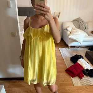 Gul plisserad klänning Gina Tricot - Superfin gul plisserad kortklänning från Gina Tricot. Säljs då den inte längre kommer till användning.