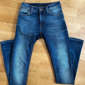 Nudie Jeans blå jeansbyxor - • Nu säljs ett par populära nudie jeans i mycket bra skick 👖  • Storleken är W25/L32 och modellen ”Skinny Lin” 📏  • Nypris är ca 1600kr men säljs för 196kr ! 🤯  • Hör av dig vid minsta lilla fundering 🤔💭  • Kolla gärna in profilen för andra schyssta plagg som raffe skjortor, replay jeans, Jacob cohen jeans och Dondups 🤝🤝
