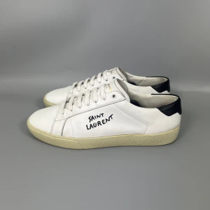 Saint Laurent SL/06 Court | 41.5 - • Skorna är sparsamt använda och i mycket fint skick   • Storlek: 41.5 (PASSAR 42-42.5)  • Färg: Vitt läder  • Nypris i butik: 7200SEK  • Endast skorna medföljer 