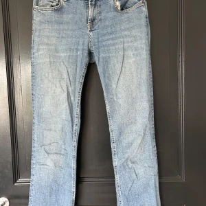 Blåa lågmidjade Zara jeans - Säljer dessa blåa jeans från Zara som inte säljs längre. Sparsamt använda och långa i benen💕