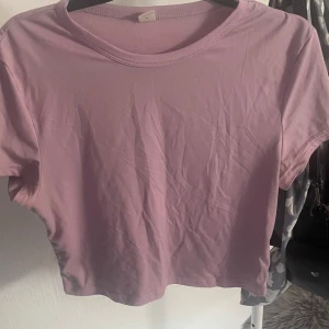 Ljusrosa t-shirt från SHEIN Teen - En basic ljusrosa t-shirt från SHEIN Teen i storlek 16Y. T-shirten har rund halsringning, korta ärmar och är tillverkad i mjuk bomullsmix. Perfekt att matcha med jeans eller kjol för en enkel och fräsch look.