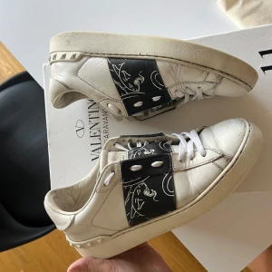 Valentino skor  - Ett par riktgt snygga och sköna Valentino skor,  vid köp tillkommer även dustbag och påse!!🦓🦓Passar för dig som är 37-38 i stl