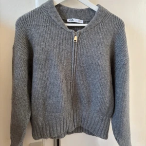 Kofta - Jättegosig kofta från Zara som absolut inte sticks. Den är fluffig och varm perfekt till vintern. S men passar även Xs