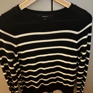 Randig svartvit tröja från Vero Moda - Svart långärmad tröja från Vero Moda med vita ränder. Perfekt inför hösten! Använd max 2 gånger och i väldigt bra skick. 