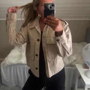 Trench coat - Beige trench coat, säljer då den inte kommer till användning 💕