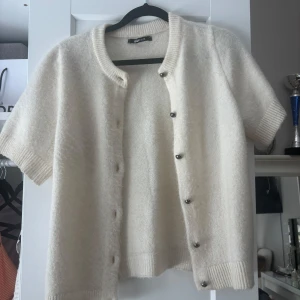 Krämvit kofta från Gina Tricot - Supermjuk och fluffig krämvit kofta från Gina Tricot. Priset går att diskutera 